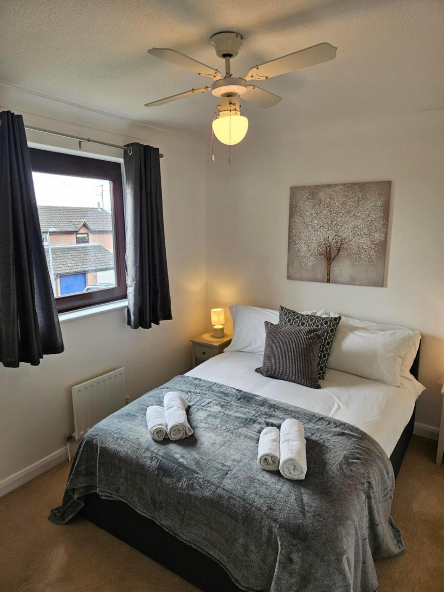 Redcot Gardens Stamford 4 Bed Contractor Familt Home With Parking Dış mekan fotoğraf