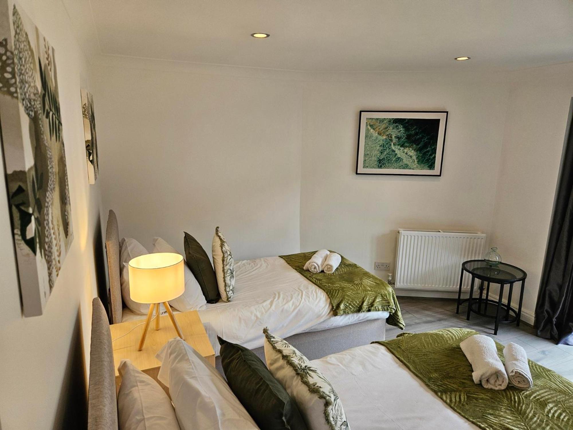 Redcot Gardens Stamford 4 Bed Contractor Familt Home With Parking Dış mekan fotoğraf